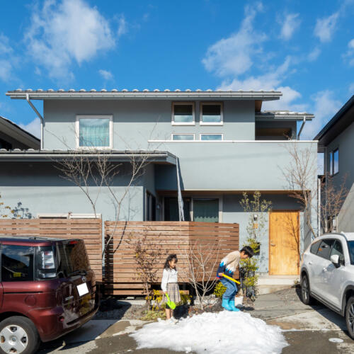 ブルーグレーの塗り壁の家