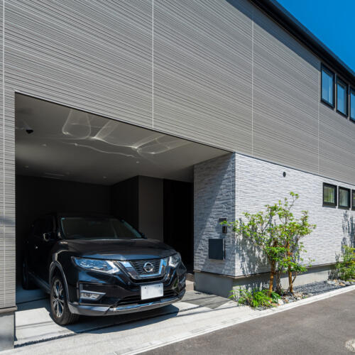 勾配天井の2階LDKの家